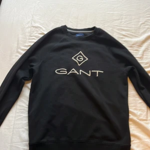 Gant tröja  - Använd ett fåtal gånger och jag säljer dem för jag har växt ut den och inte har nån nytta till den skick 10/10 