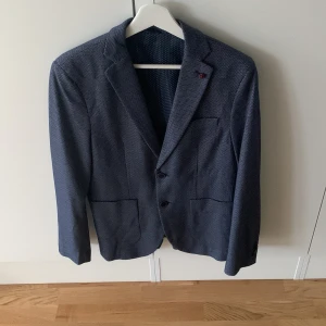 Kavaj - Säljer 4 olika kavajer i modeller som, Oscar Jacobson, H&M, Bondelid, Søndag&Sons OBS! 450kr st