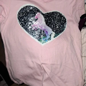 Enhörning paljetter rosa topp  - Jättefin paljett topp för barn i storlek 122 som har som vanligt 2 mönster 😊🩷 Inte fläckbehandlat några ev fläckar! 