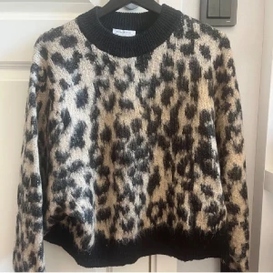 Leopard tröja! - Jätte fin stickad leopard tröja som jag använt nån gång. Köpte av en annan tjej på Plick som jag lånade bilder av. Kontakta mig om ni har en fråga eller ett prisförslag.🩷