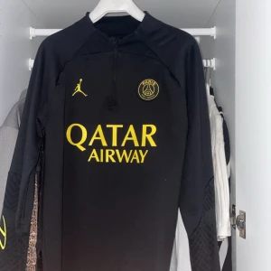 Psg tröja - Bra skick, använts några gånger, pris kan diskuteras 