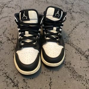 Jordans skor  - Hej säljer dom här jordens skorna pga dem inte kommer till användning längre använd ungefär i 1-2 månader storlek 39 men passar 40  äkta skick 9/10 hör av er via intresse/frågor mvh