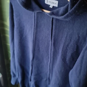Kashmir hoodie - En kashmir hoddie i färgen blå och storlek S. Nypriset tror jag ca 1800 kr. Säljer den pågrund av att jag har växt ur den. Om du har några frågor tveka inte att höra av dig / Max