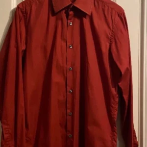Skjorta från Hugo Boss! Röd!  - Hugo boss skjorta  100% bomull Storlek 40, 15 3/4   Fina knappar  och detaljer!  Använd och tvättad max 2-3 gånger    Inga skador eller anmärkningar! 