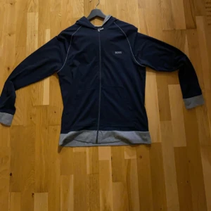 Hugo boss zip tröja  - Äkta knappt använd 