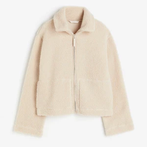 Teddyjacka från hm - Säljer den populära pilejackan från hm som är slutsåld, Säljer pågrund av att den inte kommer till användning eftersom den är för stor.  Den är helt oanvänd och har lappen kvar.