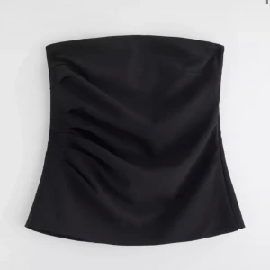 bandeu topp med slits - slits på sidorna, köpte på plick för 350kr men den va för liten tyvärr💕