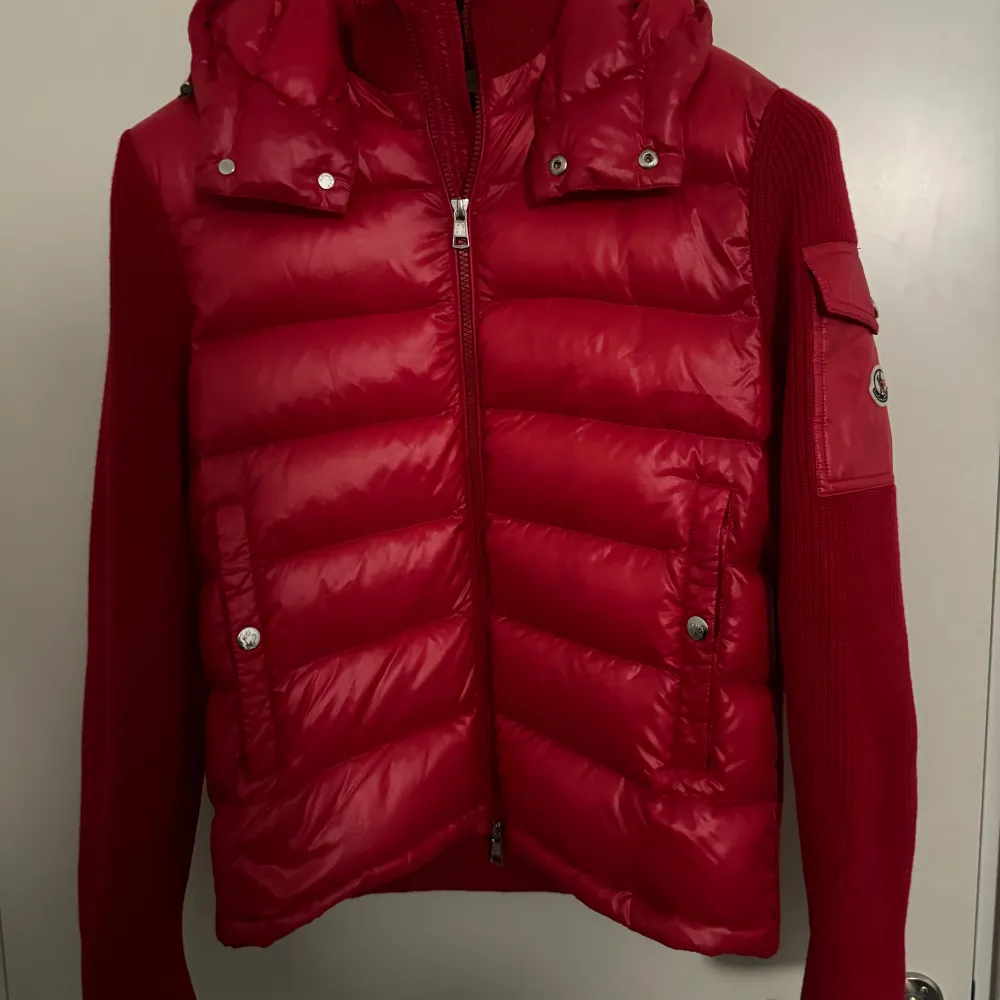 Moncler Cardigan i storlek S. Mycket bra skick. . Takit.