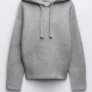 Zara hoodie - Jättesöt och eftertraktad stickad hoodie från zara! Köptes förra året men är i väldigt bra skick. Kom privat för fler bilder 💕ordinarie pris:500kr