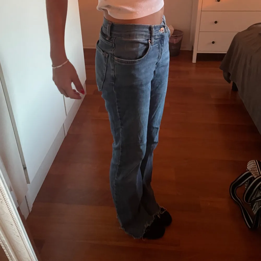 Säljer ett par snygga bootcut jeans från ginatricot!!🔥🔥de är i modellen petit så dem är lite kortare i längden💥💥säljer då dem är aningen för stora men använda någon enstaka gång💕💕. Jeans & Byxor.