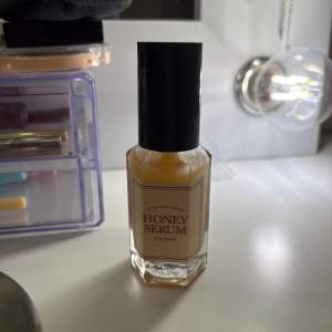 Köpt för ca 1 månad sedan och använd vid 2 tillfällen! Köpt för 300  Honey Serum är ett serum med 30,63 procent Honey Glow Queen™, en blandning av sju aktiva ingredienser: honung, svart propolis, bipollen, bidrottninggelé, bigift, gurkmeja och kanel.