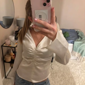 Festtopp! - Säljer denna så fina festtopp ifrån Gina tricot! Endast använd 2 gånger så superfint skick, hör av er vid frågor❣️