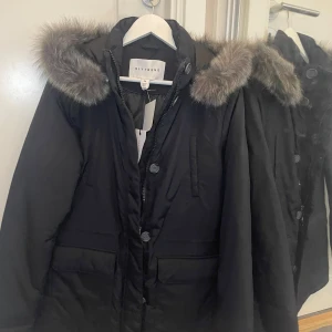 Parkas från Nelly - Svart parkas från Nelly. NLY Stl 34 Ny med ettikett kvar