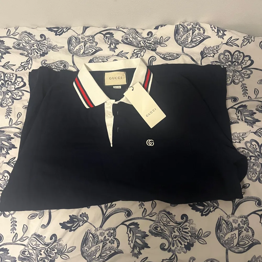 Gucci polo T-shirt storlek xl  Har inte använt den eftersom den är lite stor på mig. Om ni har några frågor eller offer gärna skriv . T-shirts.