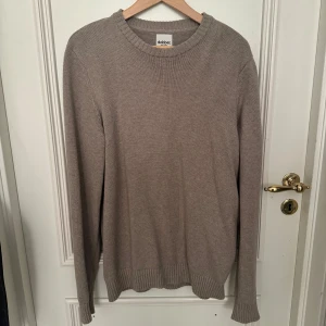 Beige stickad tröja från Dobber - Säljer en stilren och bekväm beige stickad tröja från Dobber. Perfekt för kyliga dagar med sin mjuka och varma känsla. Tröjan har långa ärmar och ribbade kanter vid ärmslut och nederkant. Passar både till vardags och lite finare tillfällen. 🧥✨ tröjan är i nyskick! Hör av er vid funderingar. 