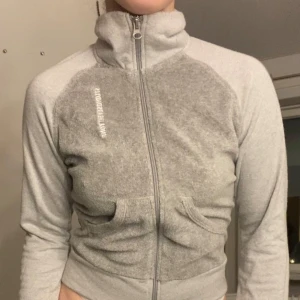 Vintage Nike zip-up - Säljer denna zip tröja som är en vintage nike, fick av min moster som va kläder hon hade när hon var yngre. Den är lätt croppad med utsvängda armar. Jag brukar bära XS-S. 