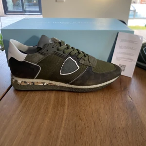 Philippe model skor - säljer HELT nya philippe model skor som är perfekt inför höst och vinter. | Pris 1800kr | | 10/10 skick |  | Lappar finns kvar, box ingår | | Storlek 42-43 |