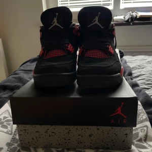 Air Jordan 4’s - 8/10 i skick! Sparsamt använda men det syns ”obviously” smuts på skorna vilket jag tar hand om med hjälp utav ”Crep Protect Wash” och får dom se ut nästintill nya ut för den nya ägaren! 💫 Vid fler frågor eller funderingar, kontakta gärna! ✅🤝