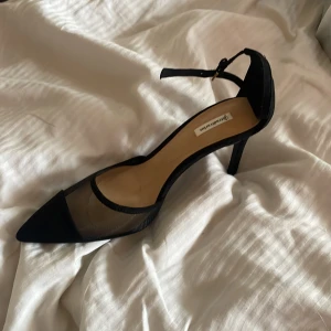 Svart klacksko med mersch detalj - Super fin och elegant sko som är helt oanvänd, endast testad. Klacken är ca 8/10 centimeter. Kan absolut tänka mig att diskutera priset. Stl 39