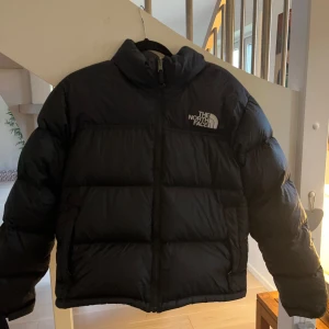 Svart North Face puffer jacket  - säljer min svarta north face pufferjacka då jag inte har den på mig. perfekt skick, nästan aldrig använd (nypris : 3500)