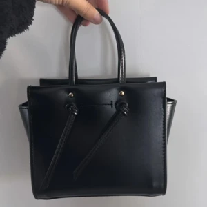 Väska Zara - Slutsålda väskan från Zara, aldrig använd, fint skick! Dock utan prislapp. Axelrems band tillkommer Pris kan diskuteras