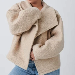 Teddy jacka - Säljer denna teddy jacka från Gina Tricot i storlek xxs! Den är oversized och passar mig som brukar ha xs/s🙏🏻Super bra skick och endast använd ett fåtal gånger, kontakta mig för mer bilder på jackan💘