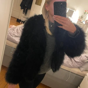 Fjäder jacka - Dennis Maglić fjäderjacka i storlek xs/xxs, köpt begagnad förra året men kommit till användning två eller tre gånger. Pris går att diskutera!💓