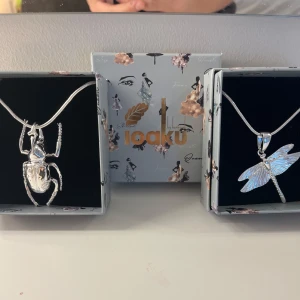 Ioaku halsband  - Säljer mina två snygga halsband från Ioaku. Aldrig använda så helt nya. De tillkommer både lång och kort kedja till båda och boxar. 650kr styck. Skriv för frågor❣️