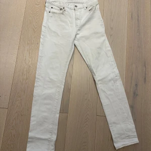 Uniqlo slim fit jeans  - 7/10 Några fläckar men kan tas bort 