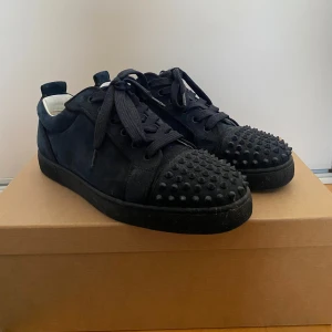 Loubs - Marinblå loubs med spikar, nyskick, köpt för 9000kr, allt original medföljer, pris kan diskuteras