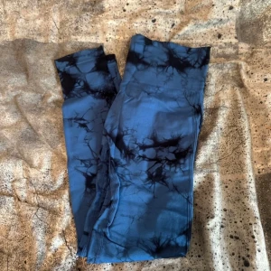 Tights  - Tights, Blåa med svart mönster i storlek M passar storlek S, prislapp( inte min stil på tights) där av säljs dem. Dem är ifrån SHIEN.