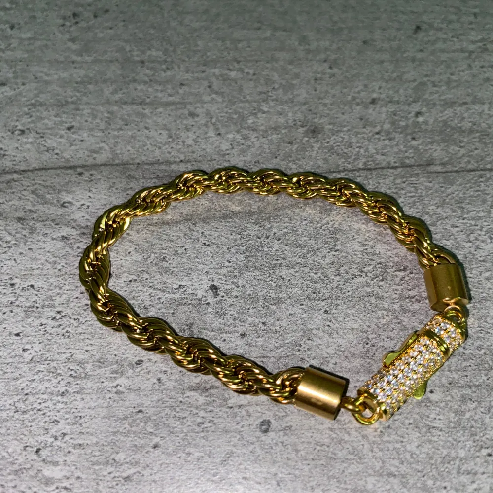 Cordell armband 6 MM (18,5CM) i material av rostfritt stål med 18k guld plätering. Priset går inte att ta ner utan det är fastpris.. Accessoarer.