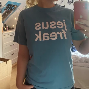 Golf wang merch  - En blå t-shirt med tryck från Tyler, The Creators märke ”Golf Wang.” Knappt använd, storlek S! 