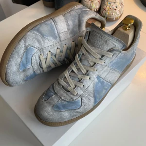 Maison Margiela GATs - Maison Margiela GATs. Jävligt beat men det gör dem bara snyggare, dustbags och allt OG medkommer. DM för fler frågor om dessa.