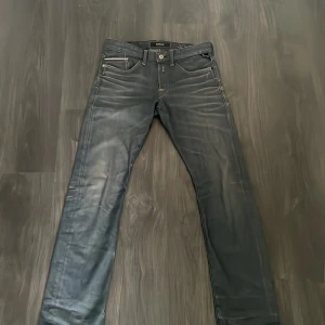 Replay jeans - Dessa blå/gråa replay jeans sitter som en blandning mellan Slim och straight men mer åt Slim hållet. Skick 10/10 noll tecken på användning. Nypris 2200 mitt pris 650🔥