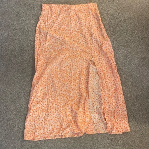 Orange kjol - Bra skick, använts 1 gång. 