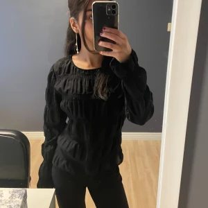 Tröja - Svart tröja/ blus. Använt några gånger och är därför lite nopprig 