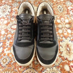 Burberry skor  - Hej! Säljer nu dessa Burberry skor, storlek 45.5 , skicket bedömer vi är mycket bra , tveka inte på att höra av er vid frågor kring skorna! 