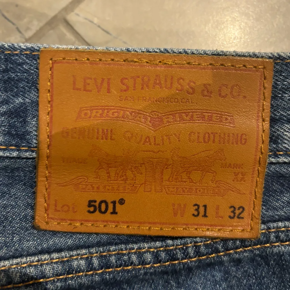 Levis jeans | storlek 31,32 i skön tvätt, köpa på NK och är i fint skick. Jeans & Byxor.