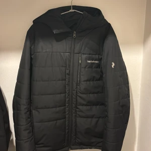 Peak Peformence Jacka. St:S - Funkar jätte bra till vintern även till hösten. Allt är perfekt med den inga orsaker eller något som är trasigt.