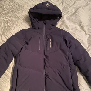 Sail racing jacka - 8/10 skick, köpt för 1,5 år sedan, en relativt lång jacka men samtidigt inte för lång, varm och passar perfekt för alla väder under vinter halvåret. 