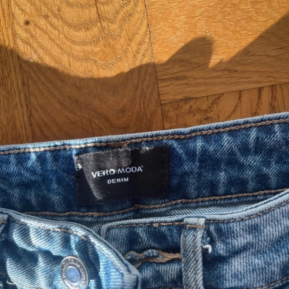 Ett par lågmidjade bootcut jeans, har slits längst ner på byxorna, väl använda men fortfarande i fint skick, storlek 25/30💕. Jeans & Byxor.