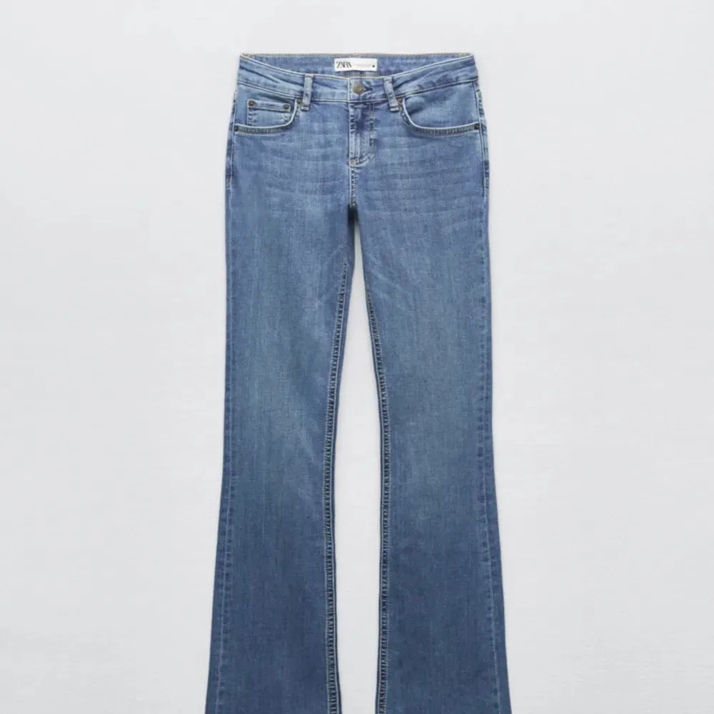 Ett par low waist jeans från zara jag aldrig använt, har inte kunnat lämna tillbaka då jag tog bort prislappen. Dom är super fina men tyckte inte dem passa mig riktigt💞 skriv för frågor. Jeans & Byxor.