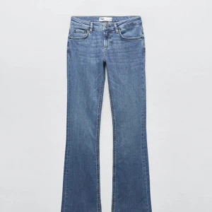 Zara jeans - Ett par low waist jeans från zara jag aldrig använt, har inte kunnat lämna tillbaka då jag tog bort prislappen. Dom är super fina men tyckte inte dem passa mig riktigt💞 skriv för frågor