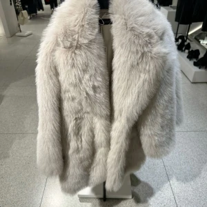 Viral Zara fur coat - Viral furcoat från Zara, köpt förra året. Använts max 2 -3 gånger och ser nu ut. Har inga defekter på sig. Nypris va runt 1200 har jag för mig, jackan säljs inte i denna längden längre. 
