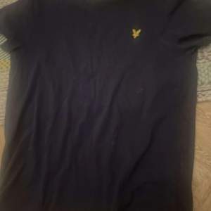 Väldigt fin Lyle & scott tröja i storlek medium! Priset är inte hugget i sten! Om det är något att fråga är det bara att skriva!