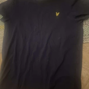 Lyle & scott t-shirt - Väldigt fin Lyle & scott tröja i storlek medium! Priset är inte hugget i sten! Om det är något att fråga är det bara att skriva!