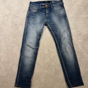 Replay jeans storlek 28  - Fint skick 8/10 storlek 28 1-3 dagar frakt 🚚 skynda att köpa kommer nog sälja snabbt (tveka inte om ni har några frågor )