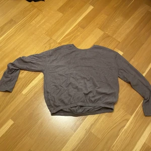 Lila tröja - En fin lila tröja, i st 146-152, säljer eftersom den är för liten💗