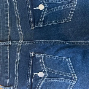Mid rise bootcut jeans med fickor - Innerbenslängd ca85 storlek small